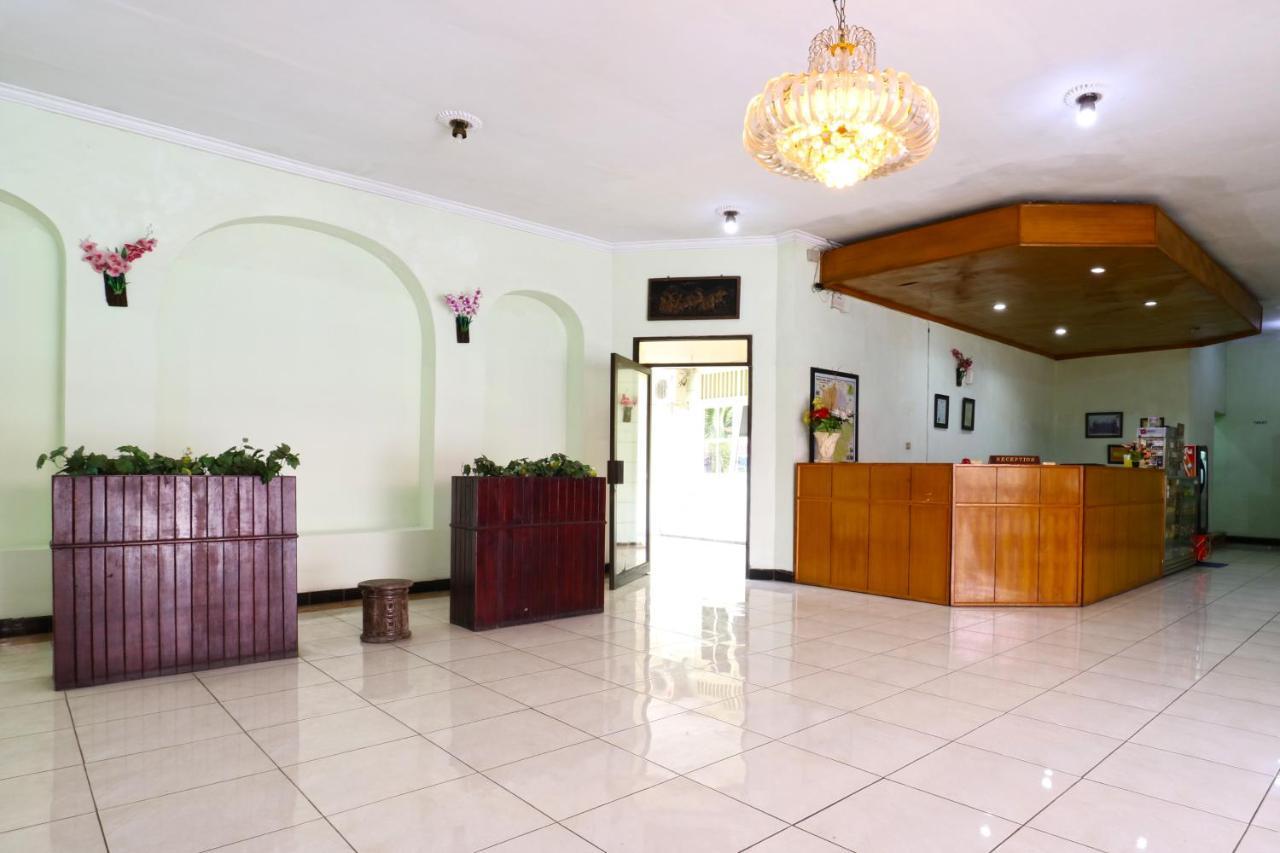 Hotel Camelia Malang Exteriör bild