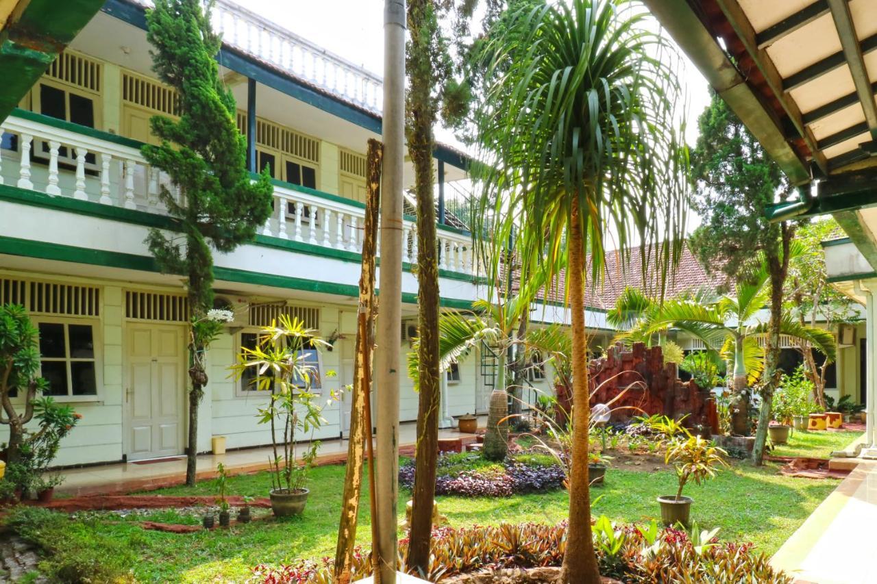 Hotel Camelia Malang Exteriör bild