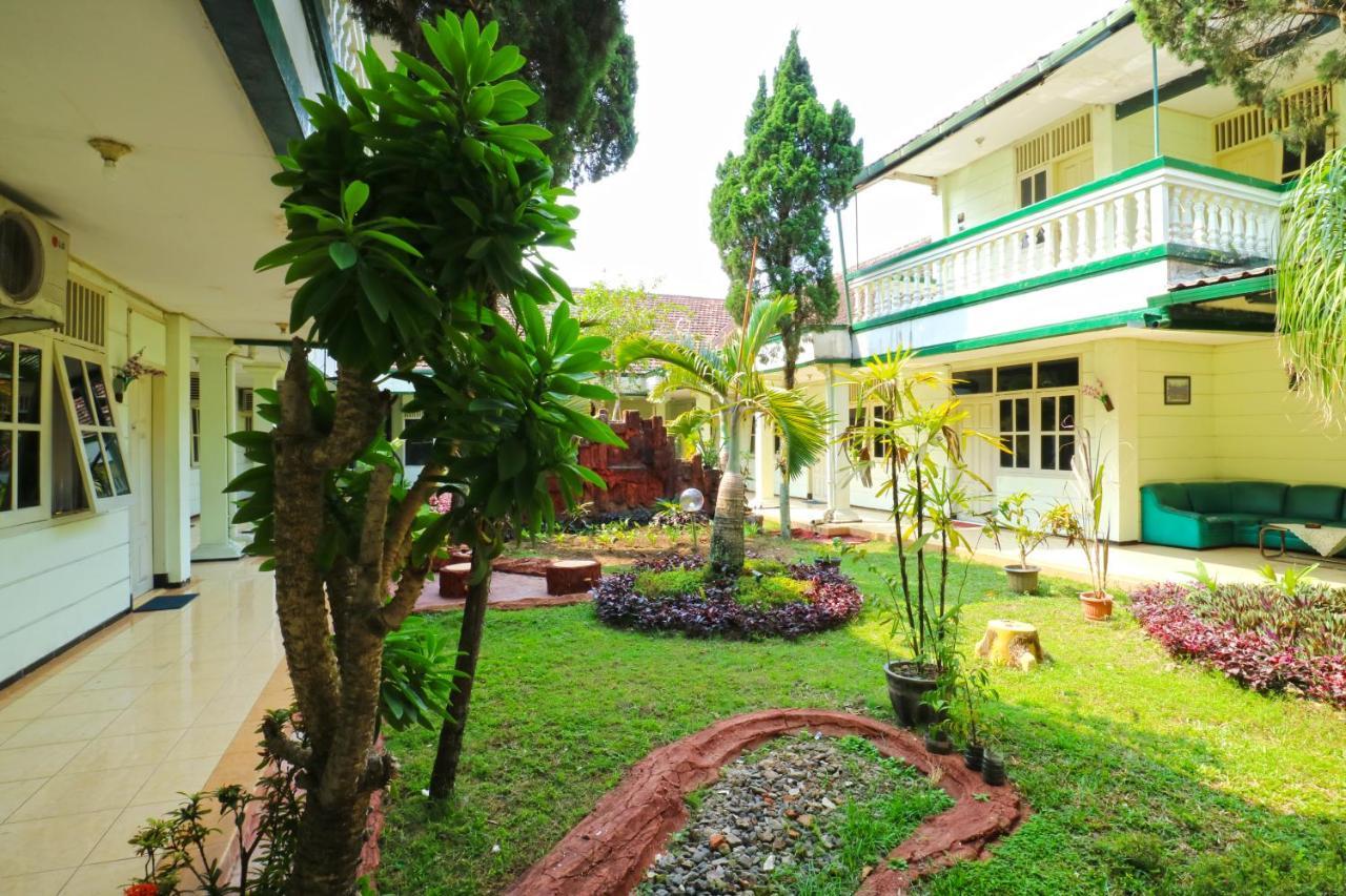 Hotel Camelia Malang Exteriör bild